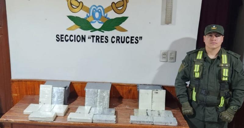 Bolivianos detenidos por intentar llevar a Bs As 21 kilos de cocaiacutena