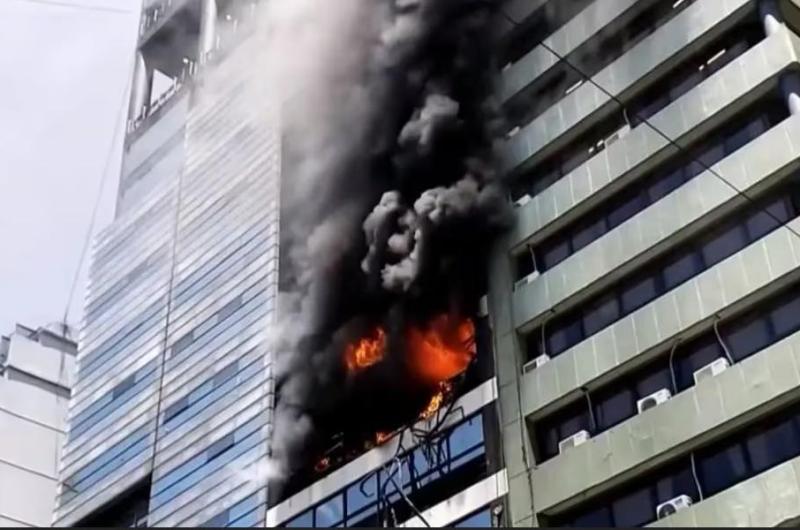 Incendio en edificio lindero a la Secretariacutea de Trabajo