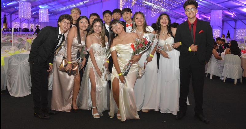 Brillante Cena Blanca estudiantil