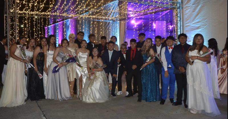 Brillante Cena Blanca estudiantil