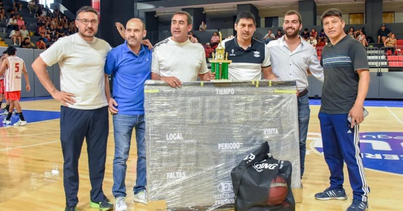 Gran marco en las finales de los torneos de la Federacioacuten Jujentildea de Baacutesquet