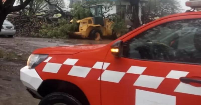 Rescataron a una familia atrapada tras el derrumbe de su vivienda