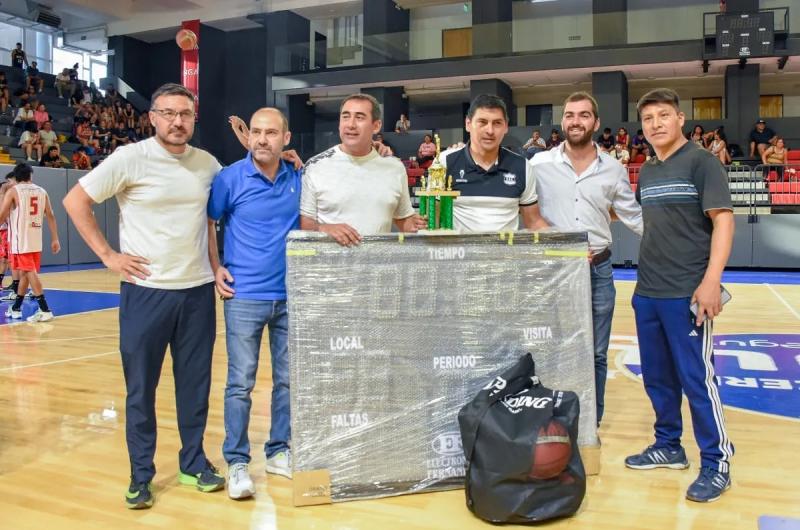 Gran marco en las finales de los torneos de la Federacioacuten Jujentildea de Baacutesquet