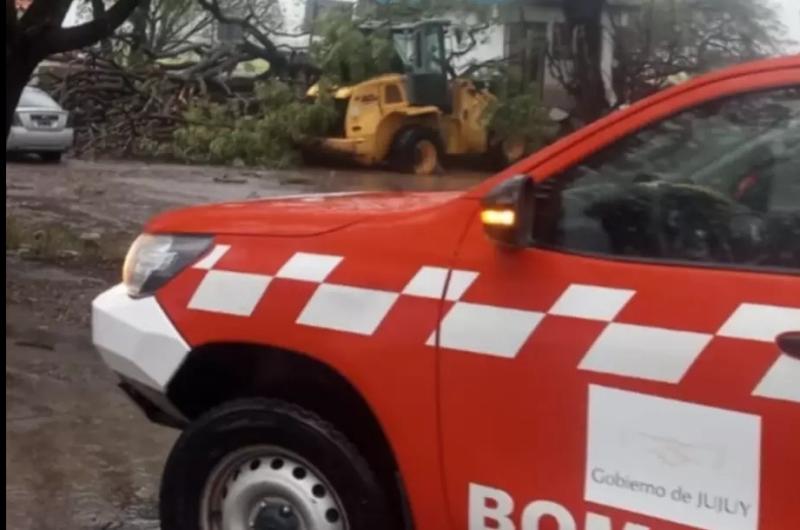 Rescataron a una familia atrapada tras el derrumbe de su vivienda