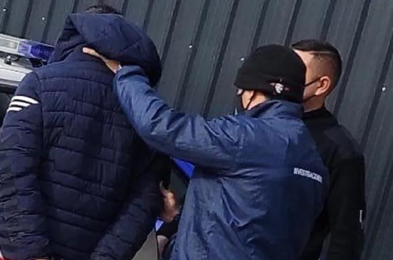 Lo detuvieron en El Calafate y locondenaron a 12 antildeos de prisioacuten