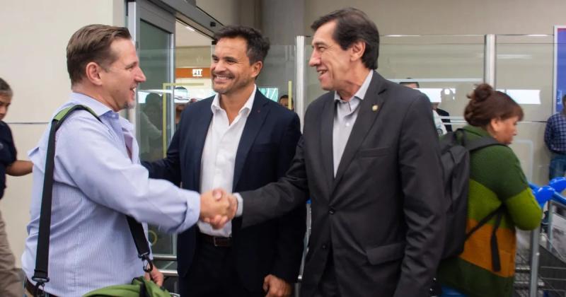 Con carnavalitos recibieron a los primeros turistas del verano