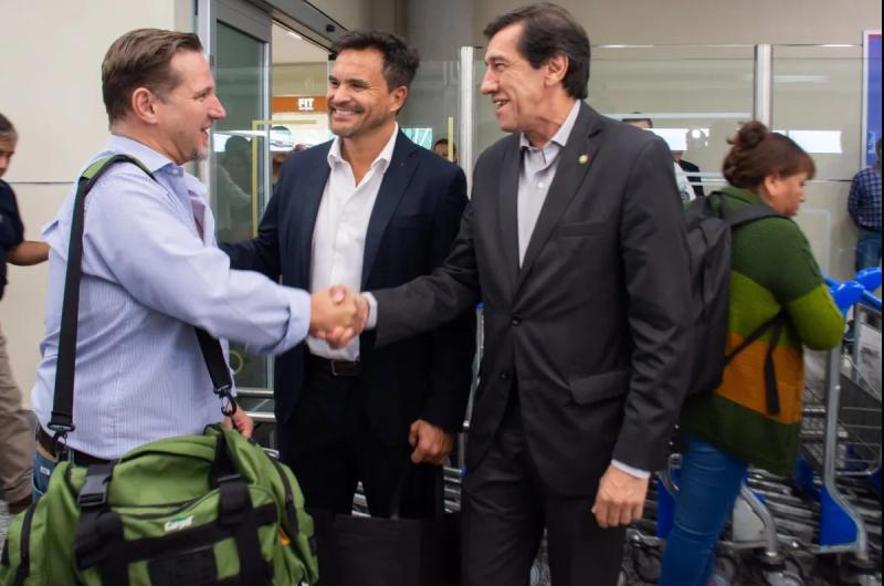 Con carnavalitos recibieron a los primeros turistas del verano