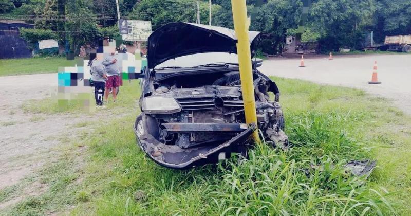 Joven de 21 antildeos que conduciacutea borracho chocoacute con un poste de luz en Reyes