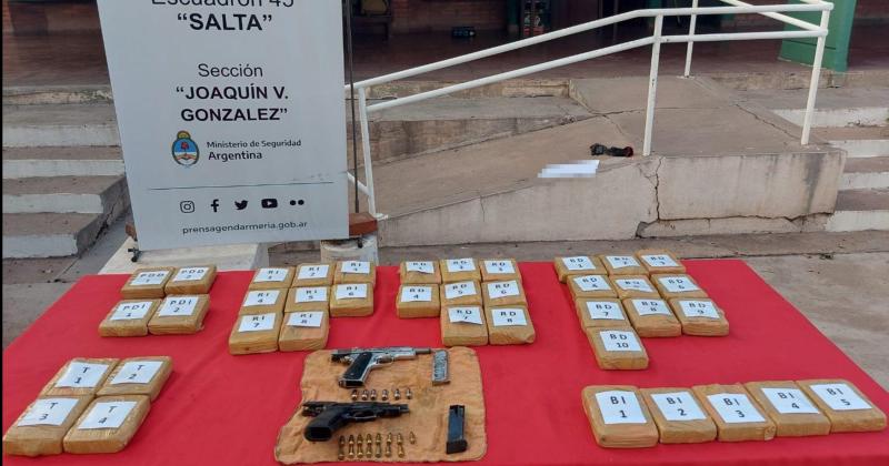 Tras un seguimiento controlado hallan maacutes de 20 kilos de cocaiacutena ocultos en un rodado