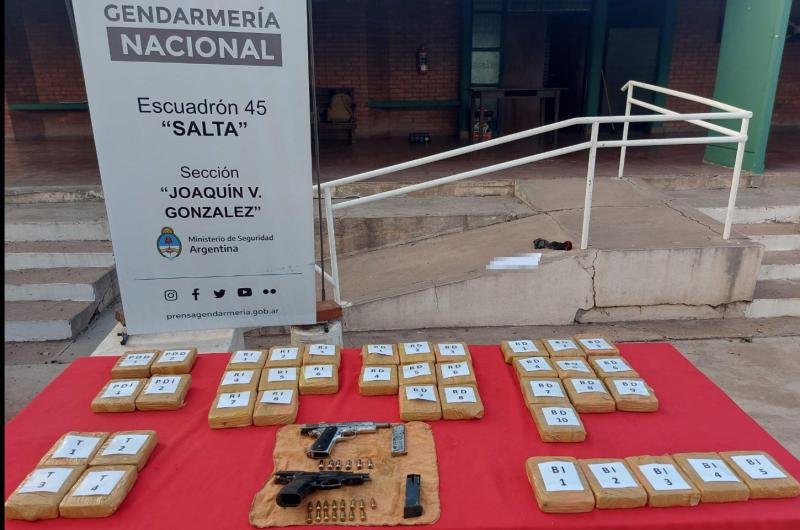 Tras un seguimiento controlado hallan maacutes de 20 kilos de cocaiacutena ocultos en un rodado