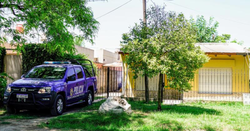 Tres joacutevenes fueron asesinados a golpes y machetazos en una vivienda