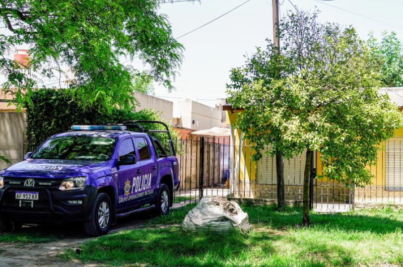 Tres joacutevenes fueron asesinados a golpes y machetazos en una vivienda