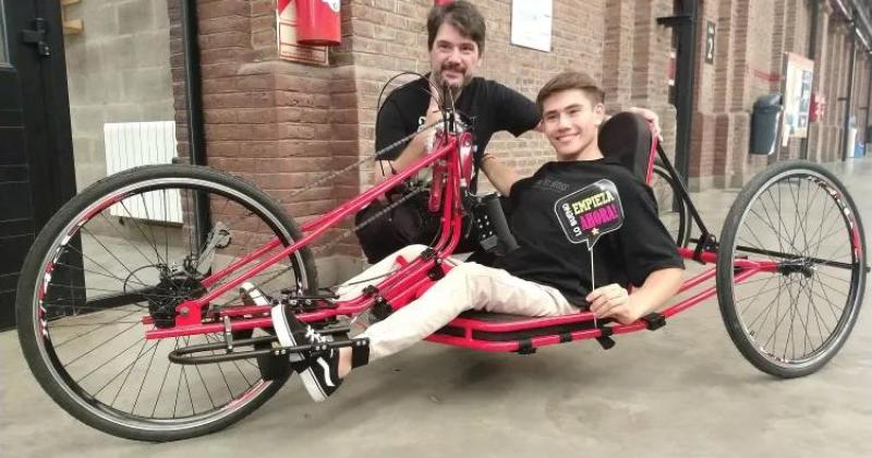 Desarrolloacute una handbike como trabajo final de carrera y la regaloacute a deportista de tenis adaptado