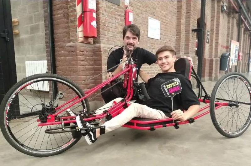 Desarrolloacute una handbike como trabajo final de carrera y la regaloacute a deportista de tenis adaptado