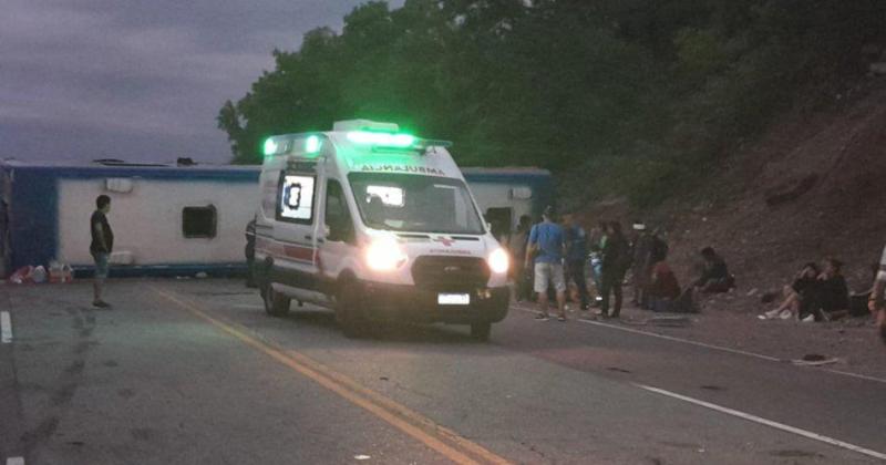 Tres muertos al chocar de frente un camioacuten y un colectivo en Salta