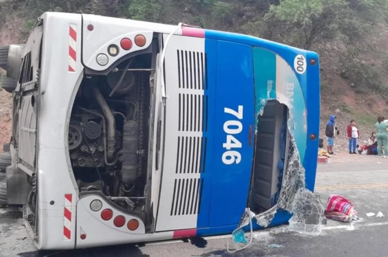Tres muertos al chocar de frente un camioacuten y un colectivo en Salta