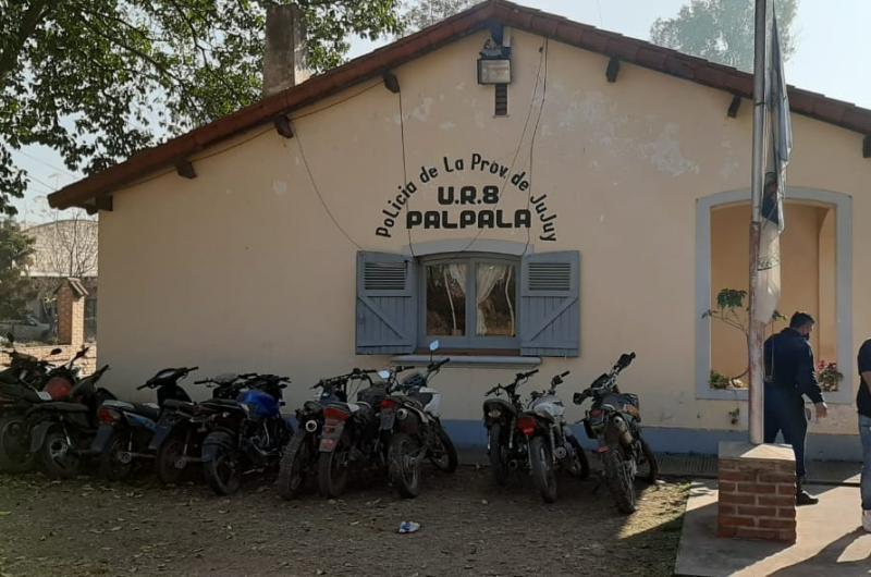 Policiacutea asaltado a mano armada en su vehiacuteculo por motochorros