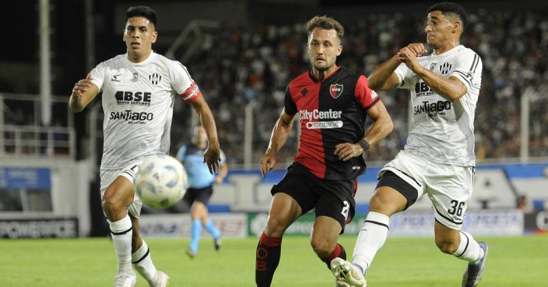 Newells ganoacute sobre la hora ante Central Coacuterdoba 