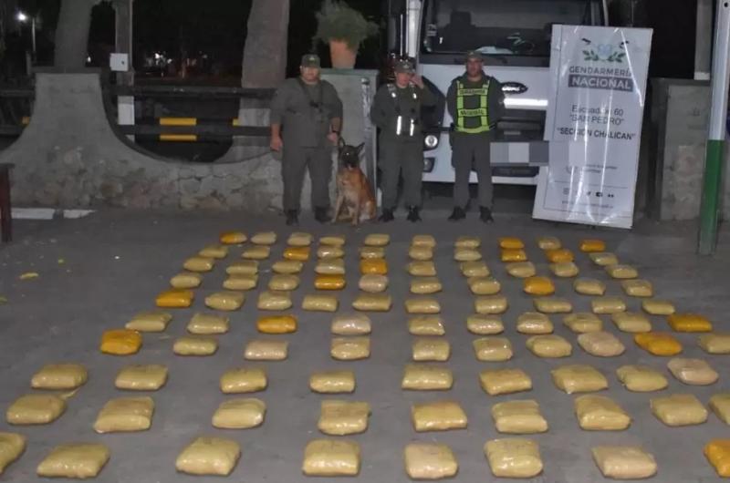 Trasladaban maacutes de 100 kilos de marihuana en un camioacuten