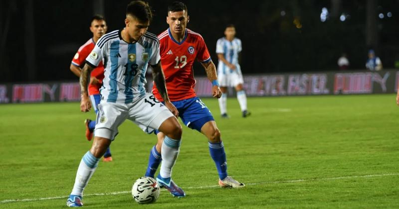 La Seleccioacuten de Mascherano goleoacute a Chile 5 a 0