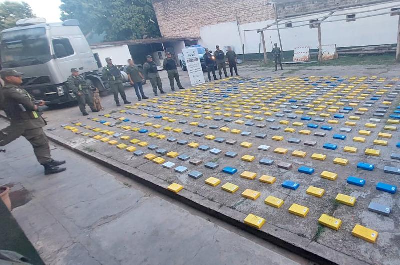 Intentaron huir en un camioacuten con maacutes de 628 kilos de cocaiacutena en ladrillos 