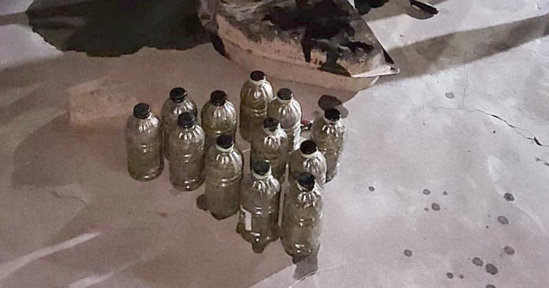 Ocultaban 12 botellas con marihuana en el tanque de nafta