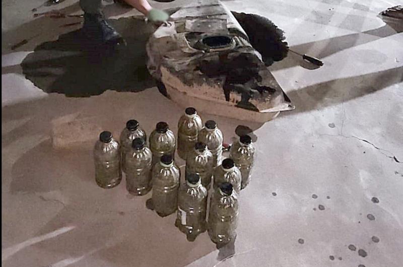 Ocultaban 12 botellas con marihuana en el tanque de nafta
