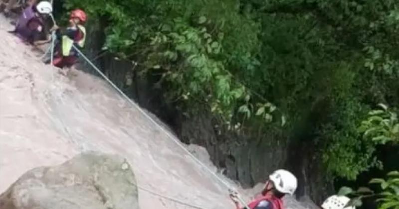 Rescate a personas varadas en el riacuteo Yala