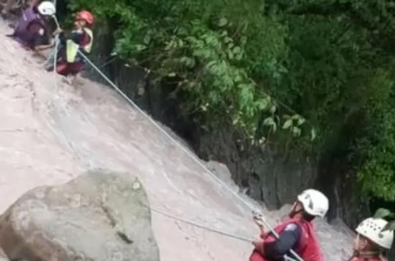 Rescate a personas varadas en el riacuteo Yala