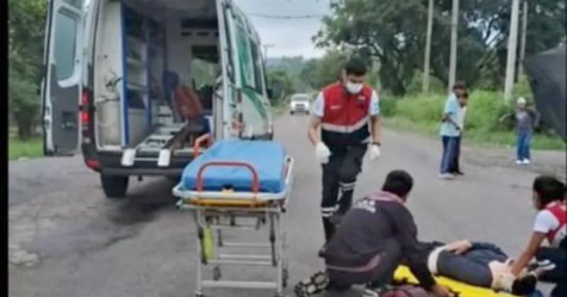 Una moto con tres menores y sin casco chocaroacuten a un hombre