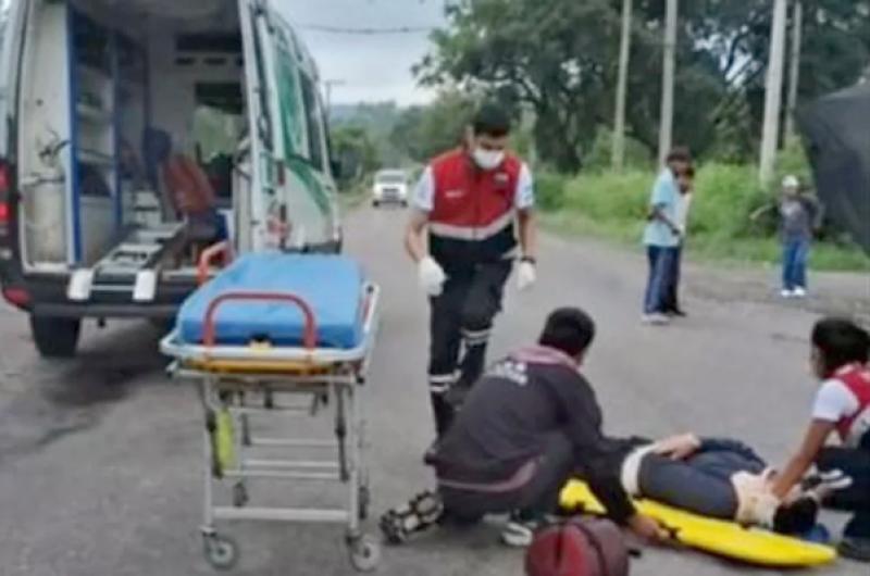 Una moto con tres menores y sin casco chocaroacuten a un hombre