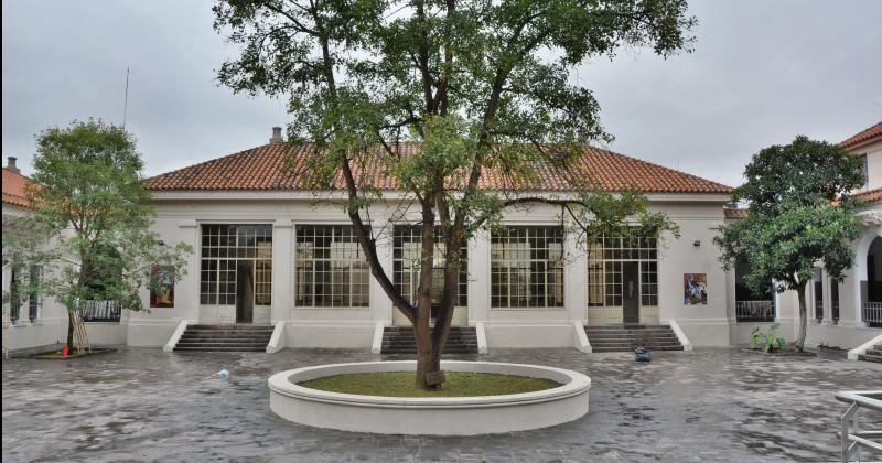 El ex colegio Nacional 1 T Saacutenchez de Bustamante celebra 155 antildeos