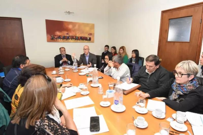 Comienzan las paritarias con la reunioacuten del Gobierno y gremios de la docencia