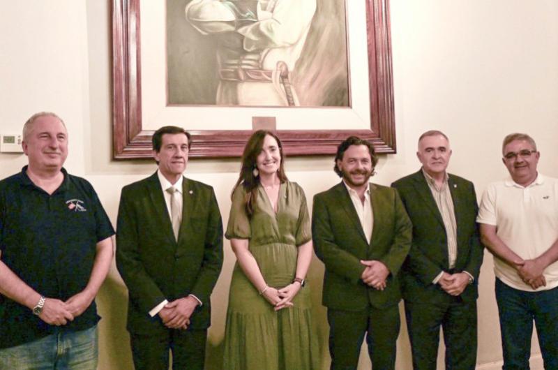 Villarroel se reunioacute con gobernadores algunos considerados traidores