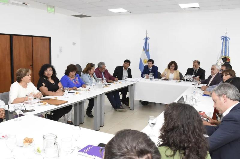 Gobierno y gremios docentes acordaron aumento salarial del 30-en-porciento- en un pago