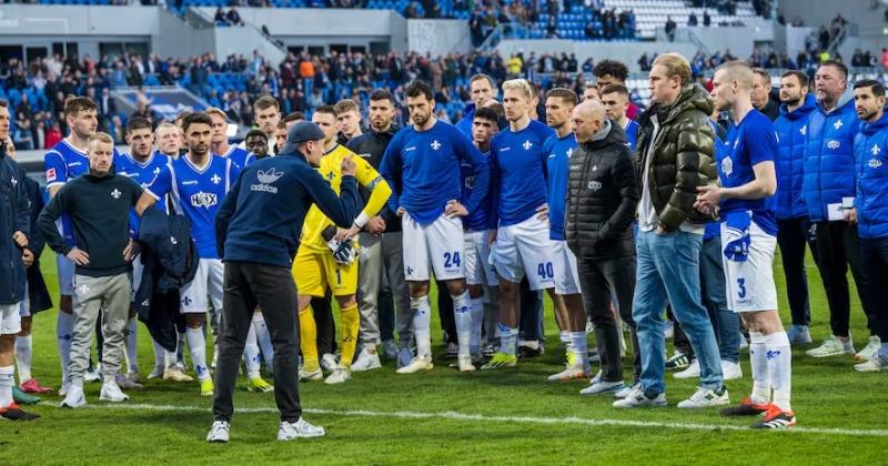Un fanaacutetico saltoacute a la cancha y dio un discurso a los jugadores del Darmstadt 98