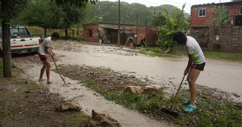 Trabajan para asistir a las familias afectadas por las fuertes lluvias