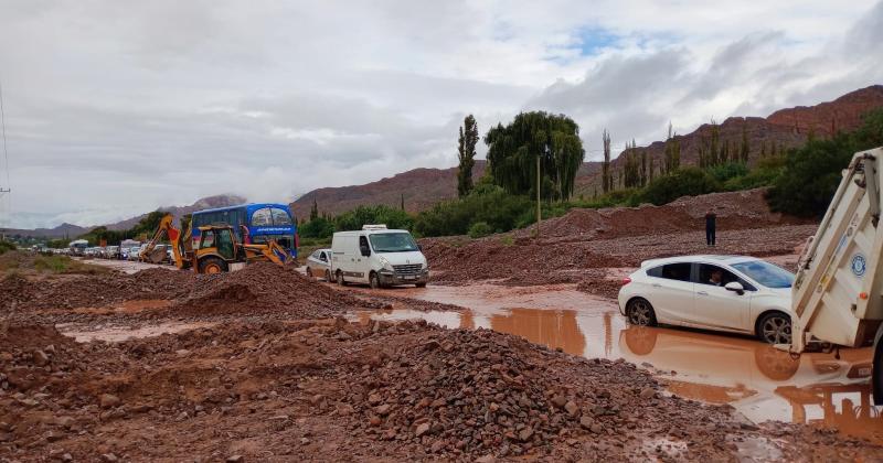 Nuevamente las lluvias causan inconvenientes en las carreteras jujentildeas 