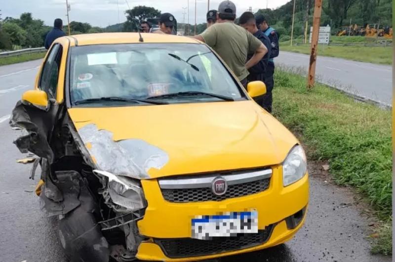 Violento choque entre un taxi y unautomoacutevil en Ruta 66