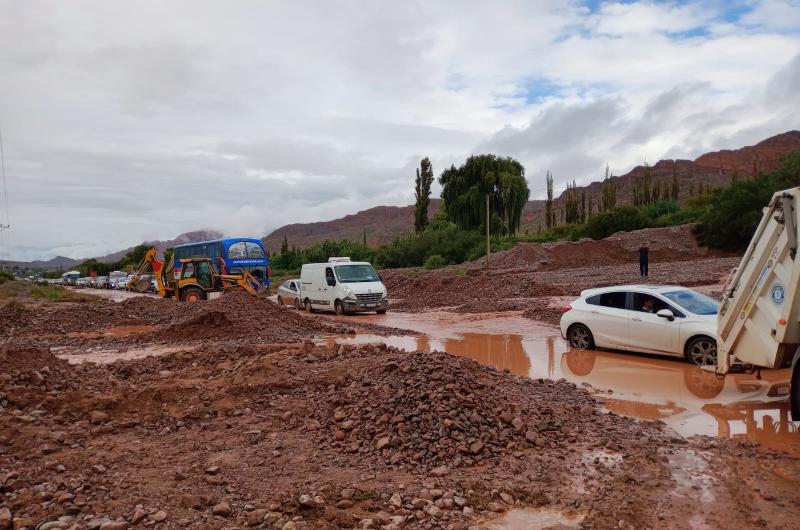 Nuevamente las lluvias causan inconvenientes en las carreteras jujentildeas 