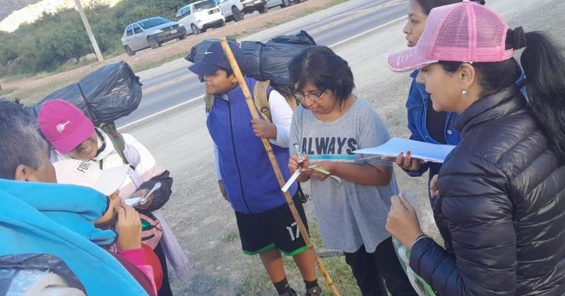 Brindan asistencia a los peregrinos que caminan hacia el santuario de Punta Corral