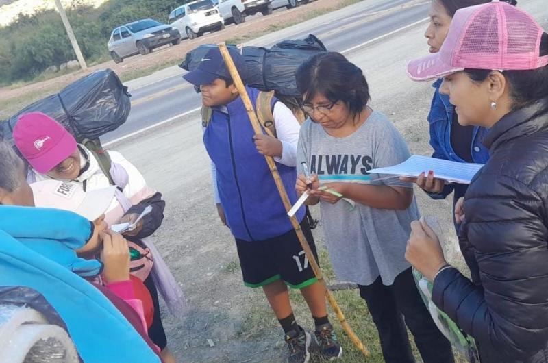 Brindan asistencia a los peregrinos que caminan hacia el santuario de Punta Corral