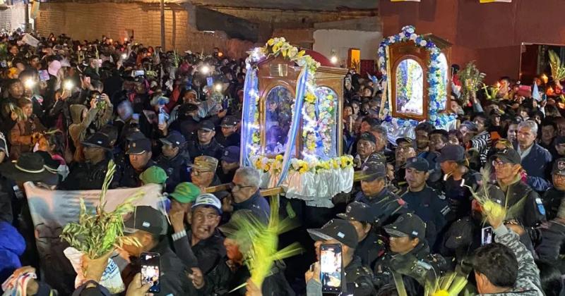 Una multitud recibioacute a la Virgen de Punta Corral en Tumbaya 