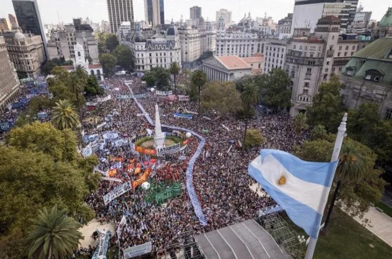 Masivo repudio a la poliacuteticade gobierno de Javier Milei