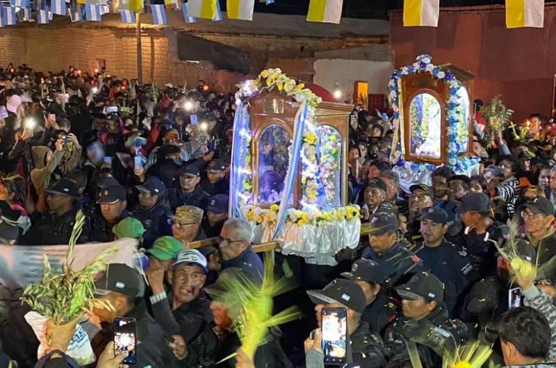 Una multitud recibioacute a la Virgen de PuntaCorral en Tumbaya 