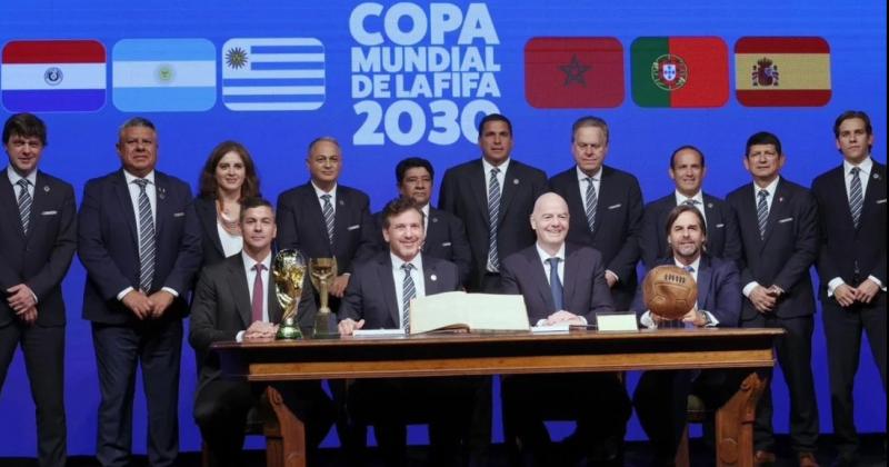 FIFA y Conmebol oficializaron la realizacioacuten del Mundial 2030 en Sudameacuterica