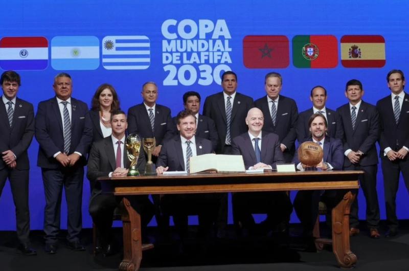 FIFA y Conmebol oficializaron la realizacioacuten del Mundial 2030 en Sudameacuterica