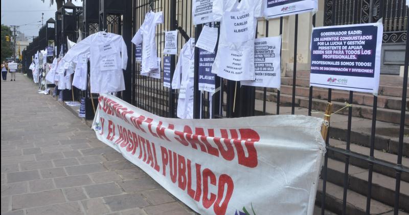 Apuap y trabajadores del sector salud protestaron frente a Casa de Gobierno