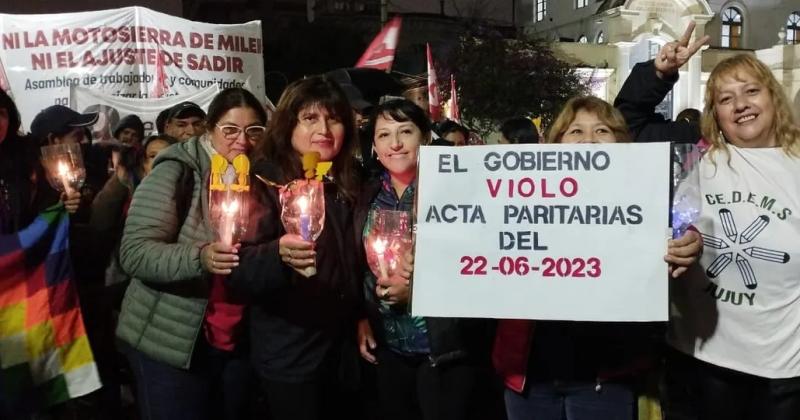 Docentes bajo la lluvia expresen su malestar en las calles