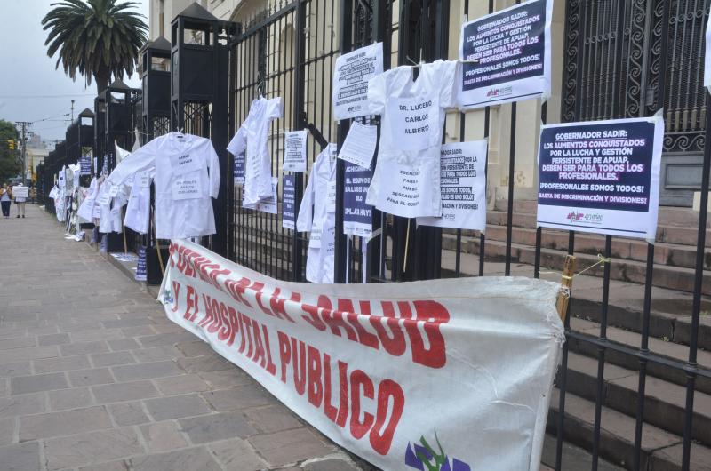 Apuap y trabajadores del sector salud protestaron frente a Casa de Gobierno